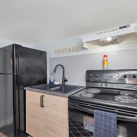 Quaint 1 Bedroom Lower Suite In Victoria, Bc Eksteriør billede