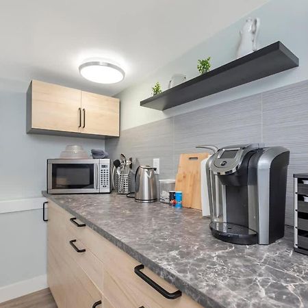 Quaint 1 Bedroom Lower Suite In Victoria, Bc Eksteriør billede
