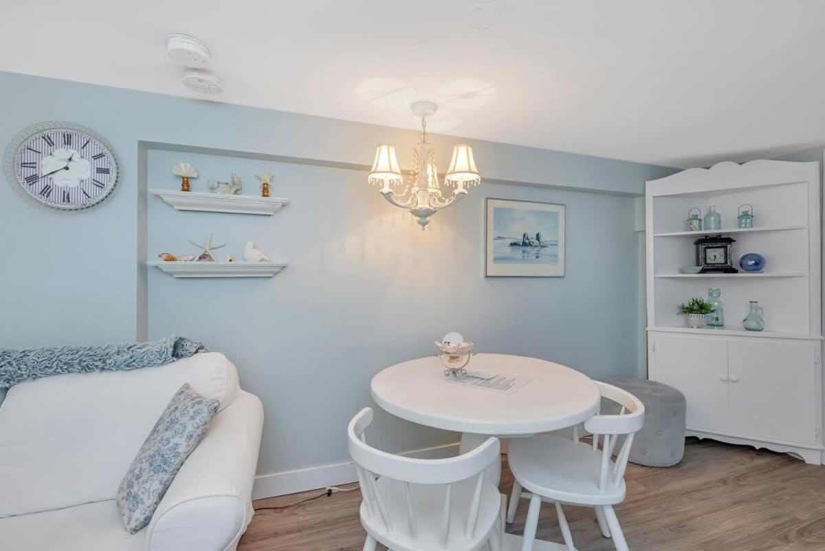 Quaint 1 Bedroom Lower Suite In Victoria, Bc Eksteriør billede