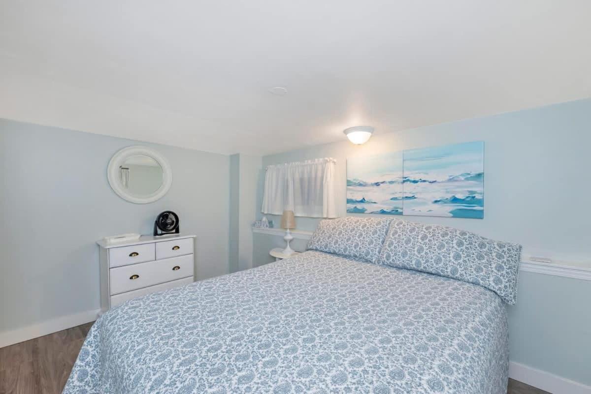 Quaint 1 Bedroom Lower Suite In Victoria, Bc Eksteriør billede