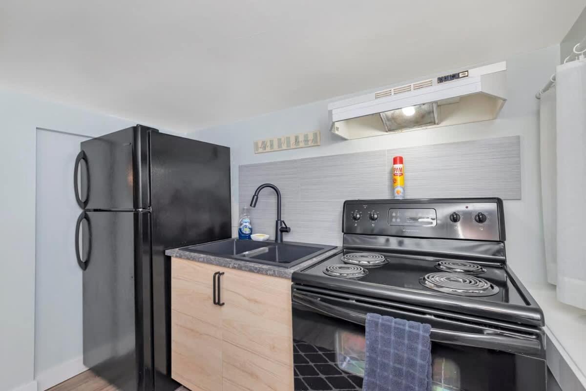 Quaint 1 Bedroom Lower Suite In Victoria, Bc Eksteriør billede