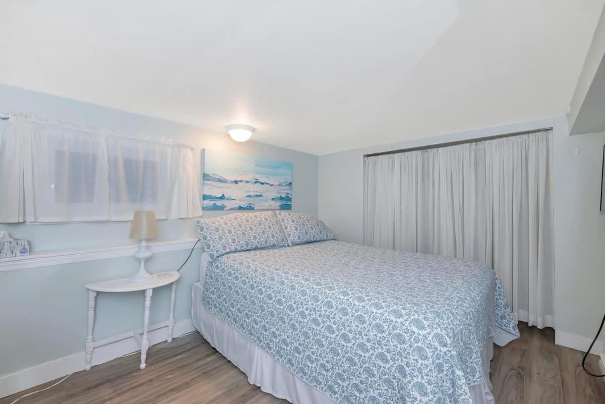Quaint 1 Bedroom Lower Suite In Victoria, Bc Eksteriør billede