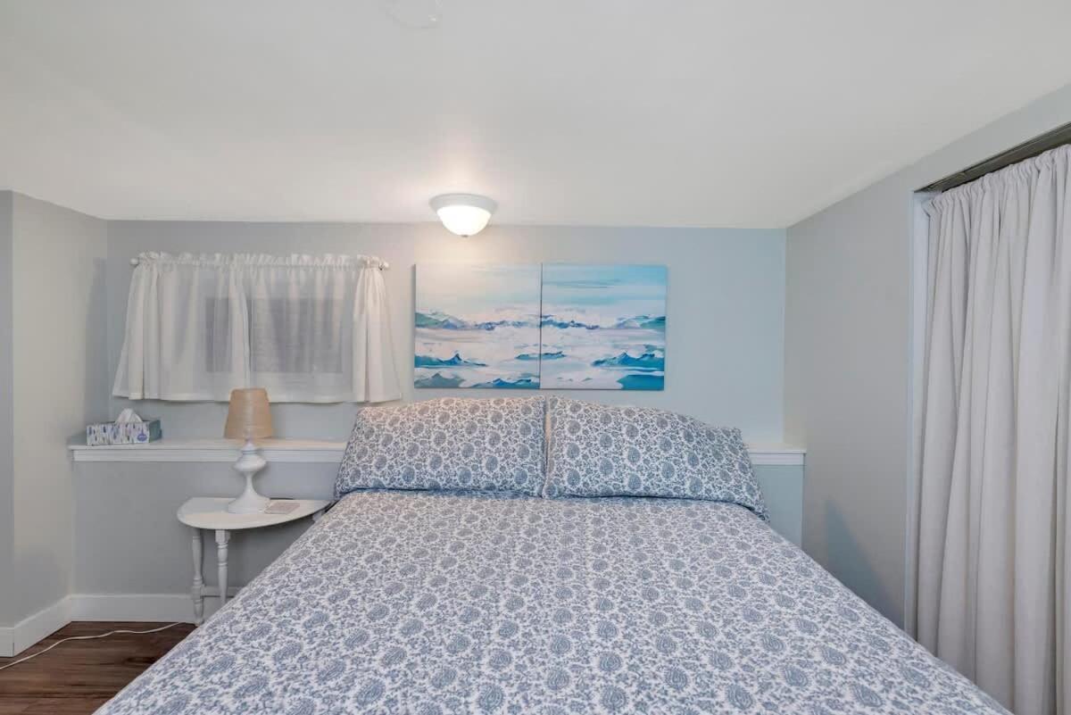 Quaint 1 Bedroom Lower Suite In Victoria, Bc Eksteriør billede