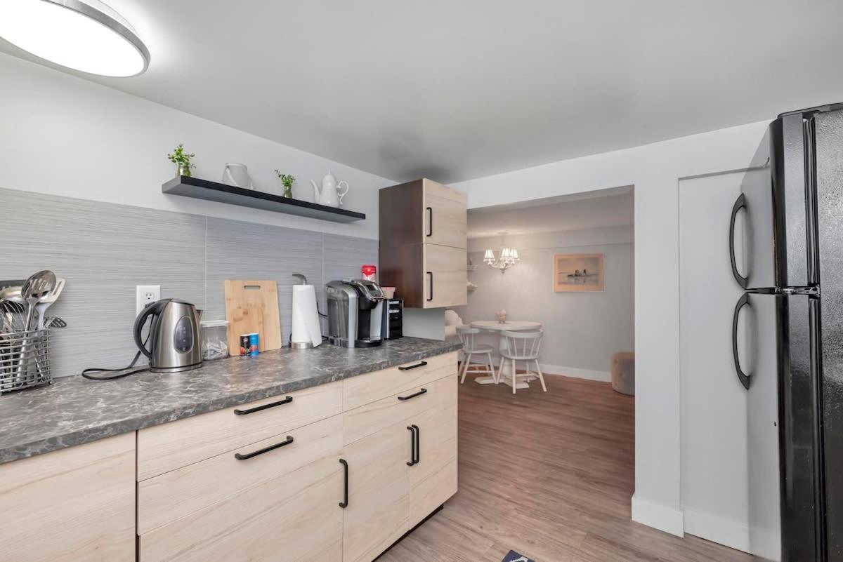 Quaint 1 Bedroom Lower Suite In Victoria, Bc Eksteriør billede