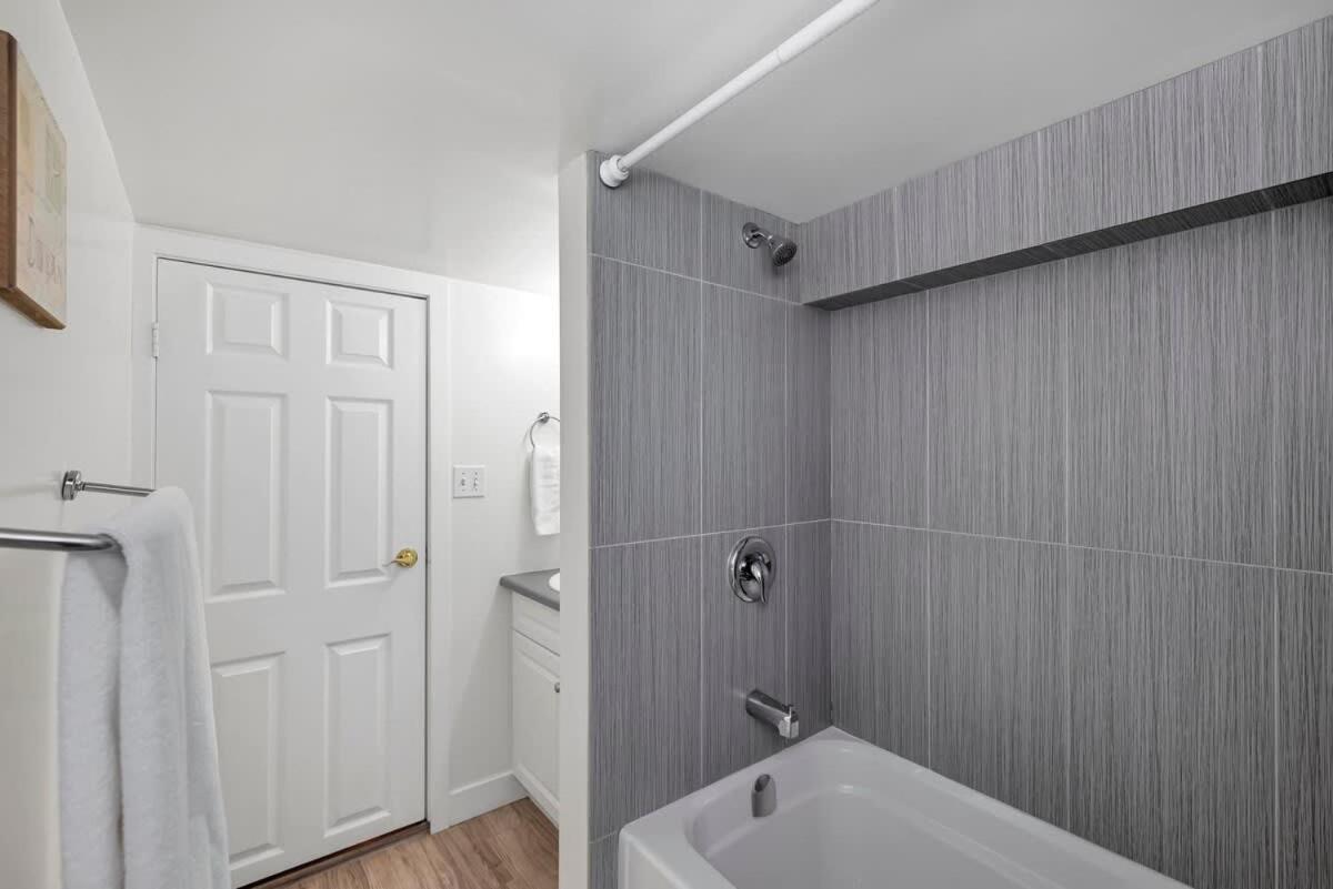 Quaint 1 Bedroom Lower Suite In Victoria, Bc Eksteriør billede