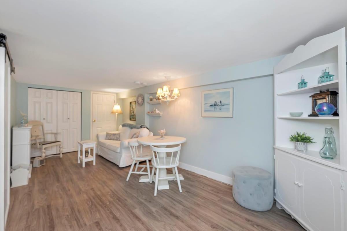 Quaint 1 Bedroom Lower Suite In Victoria, Bc Eksteriør billede