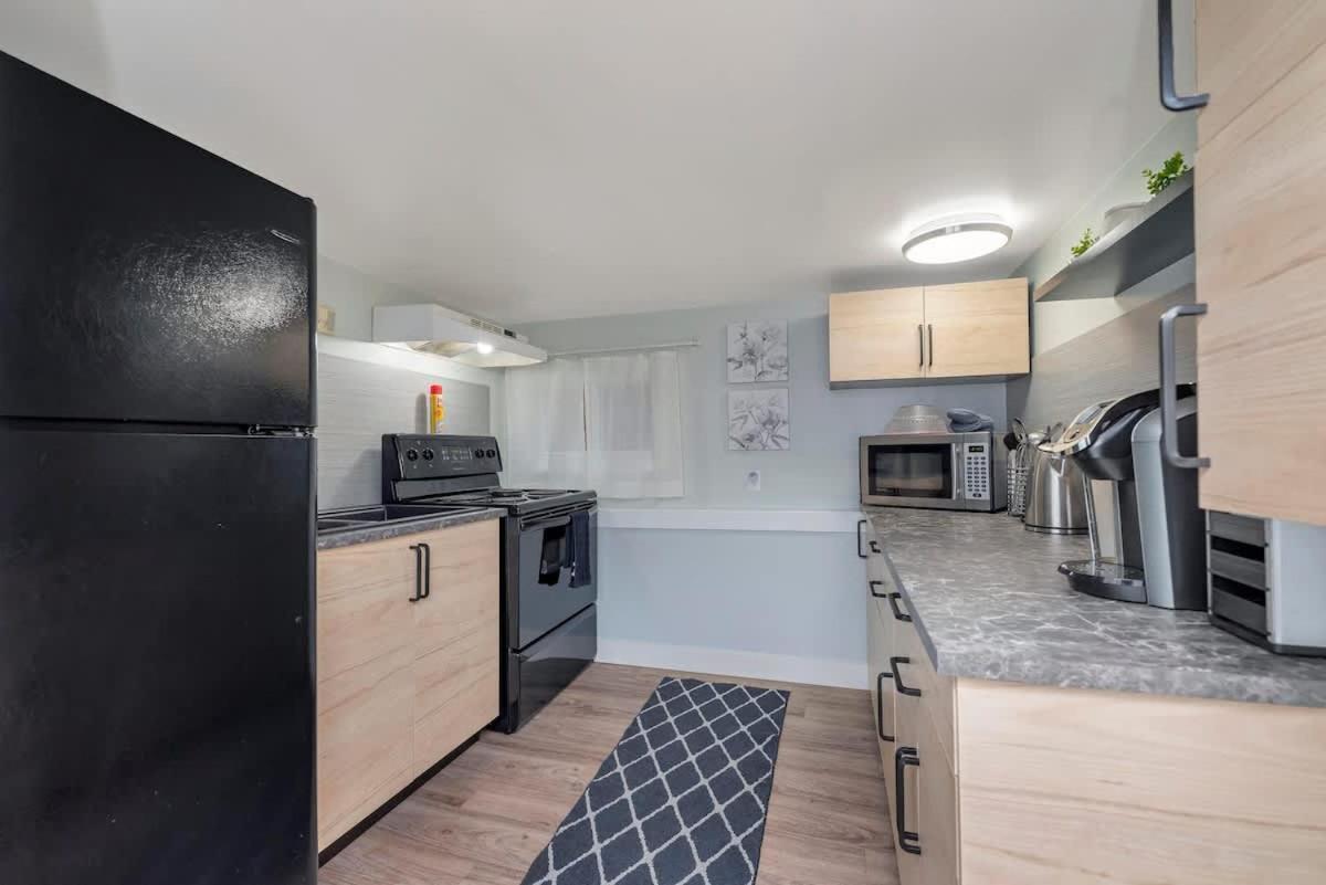 Quaint 1 Bedroom Lower Suite In Victoria, Bc Eksteriør billede