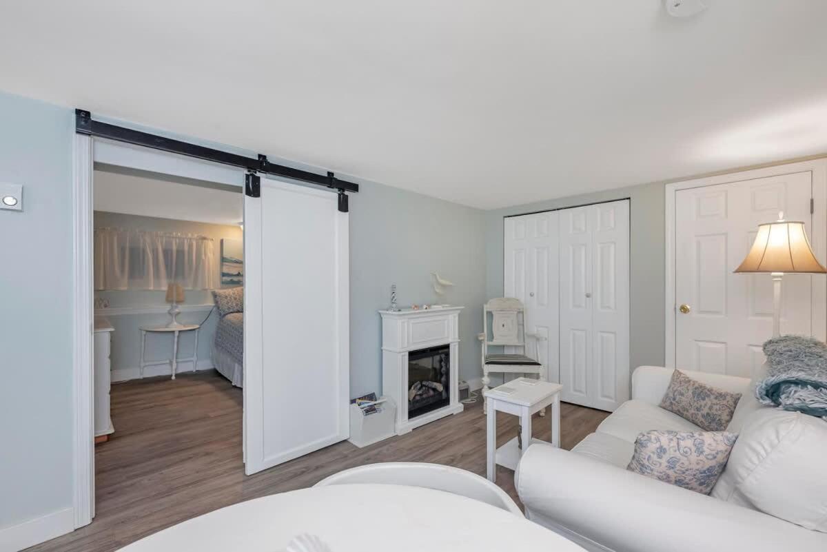 Quaint 1 Bedroom Lower Suite In Victoria, Bc Eksteriør billede