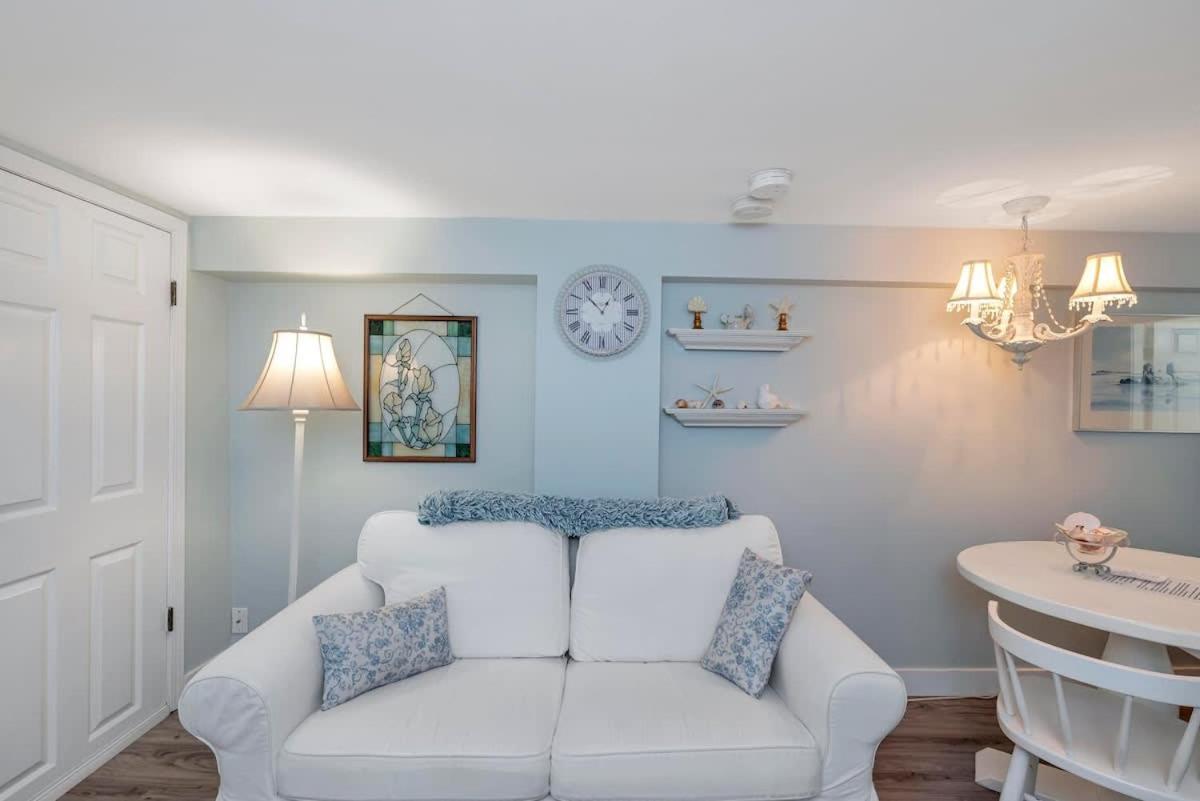 Quaint 1 Bedroom Lower Suite In Victoria, Bc Eksteriør billede