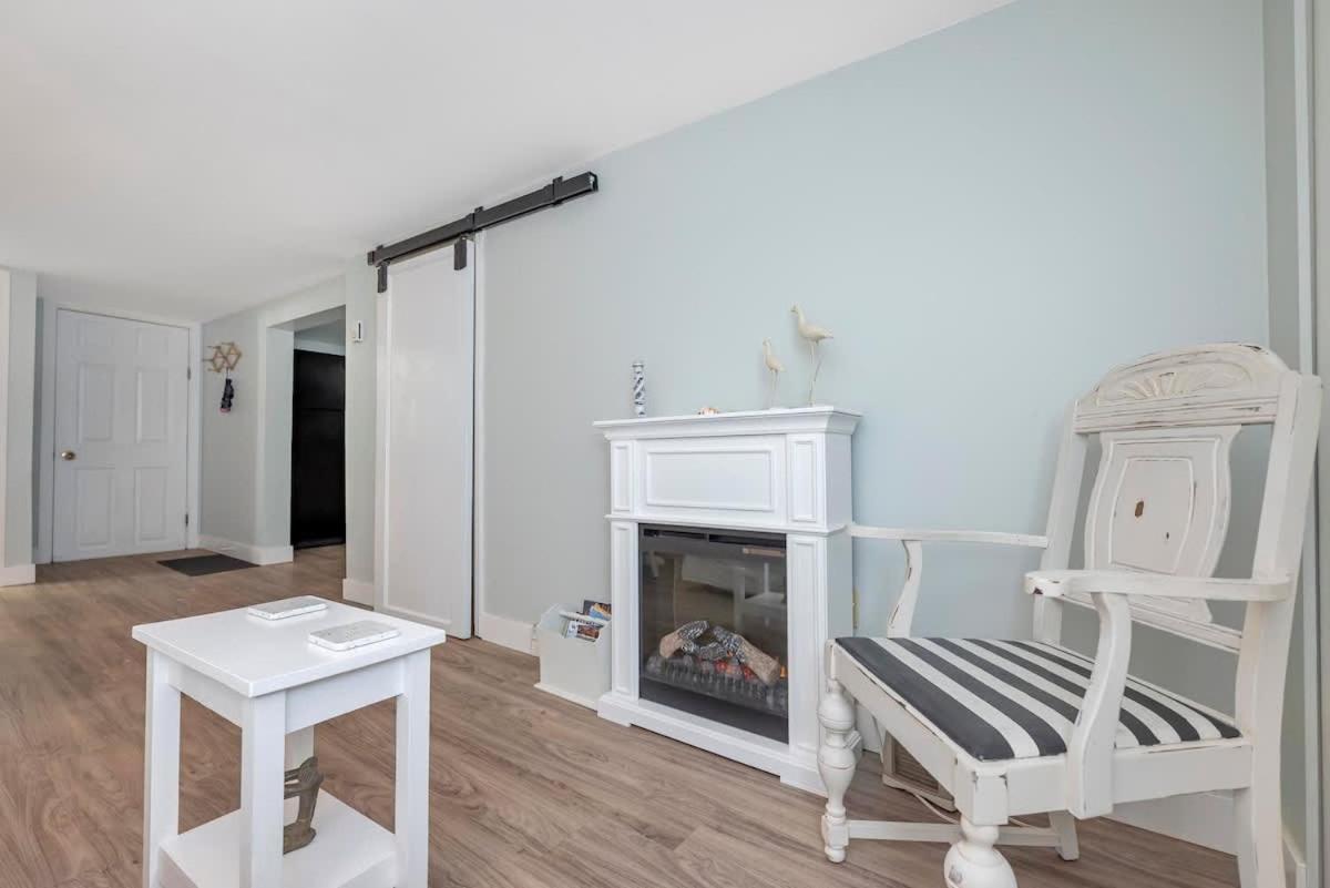 Quaint 1 Bedroom Lower Suite In Victoria, Bc Eksteriør billede