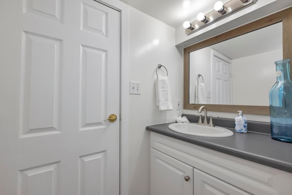 Quaint 1 Bedroom Lower Suite In Victoria, Bc Eksteriør billede