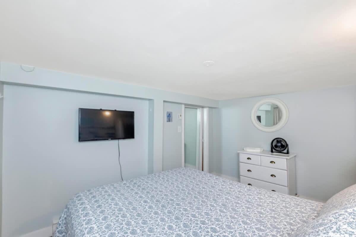 Quaint 1 Bedroom Lower Suite In Victoria, Bc Eksteriør billede