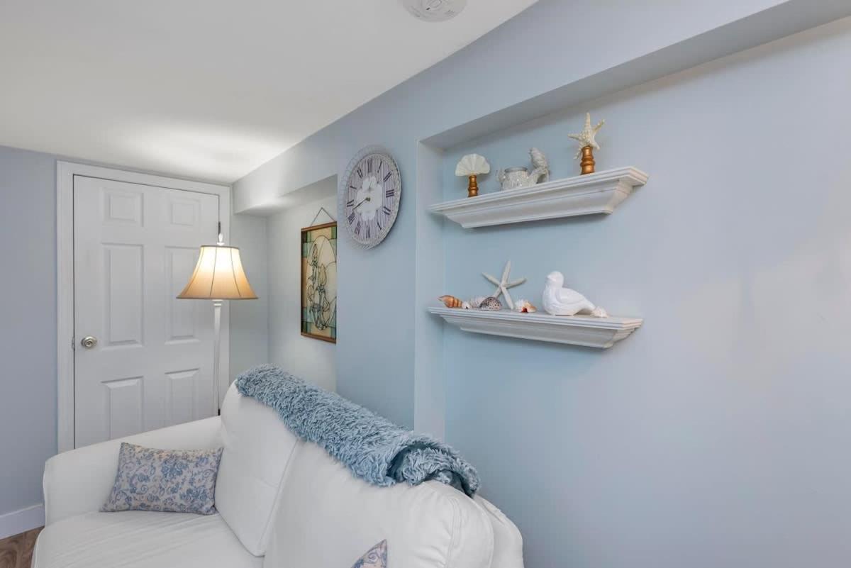 Quaint 1 Bedroom Lower Suite In Victoria, Bc Eksteriør billede
